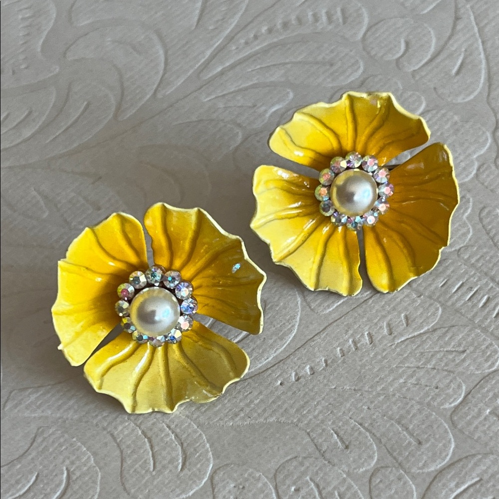 Vintage Lisner pale yellow enameled flower clip earrings on gold tone.